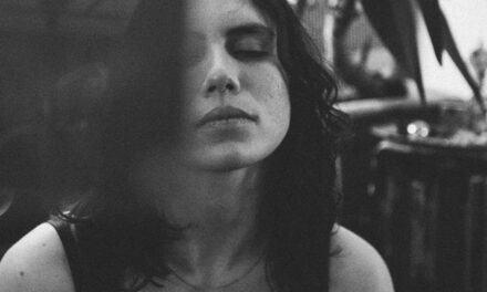 Kathryn Mohr shares haunting, meditative new song “Doorway”